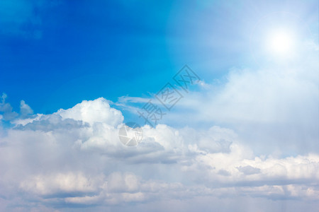白云和太阳图片