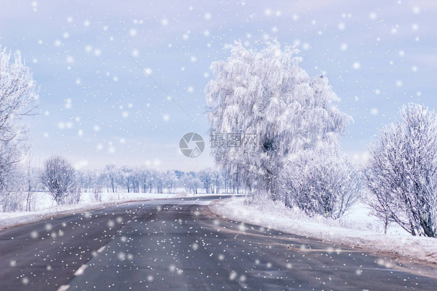 冬季驾驶冬季公路乡村公路穿过冬季山区景观图片