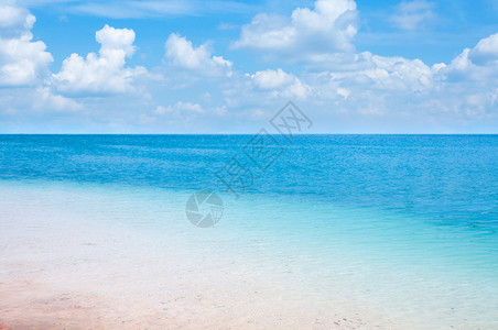 白色沙滩清澈湛蓝的大海美丽的天空图片