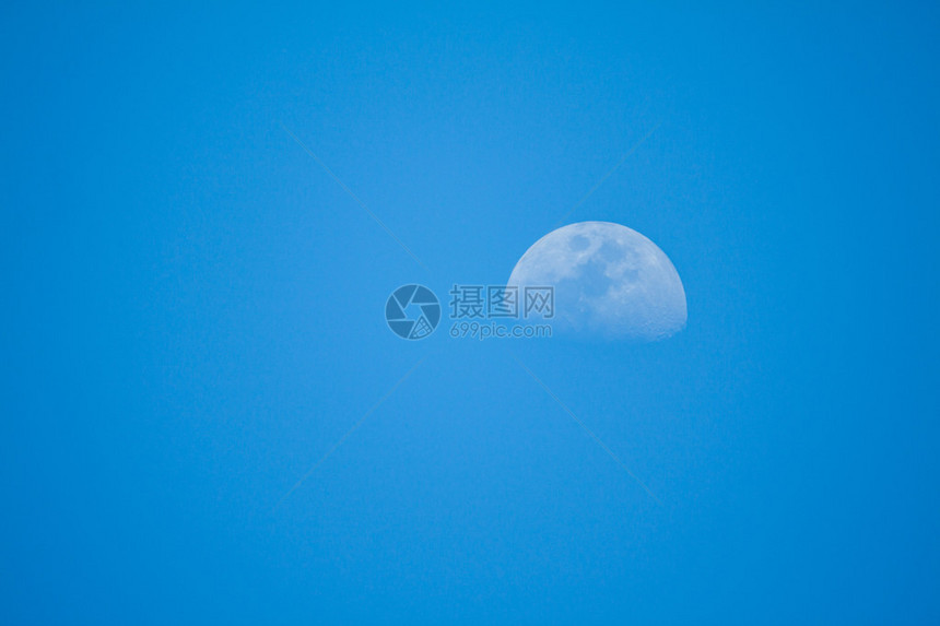 晴朗的蓝天白天有半个月亮图片
