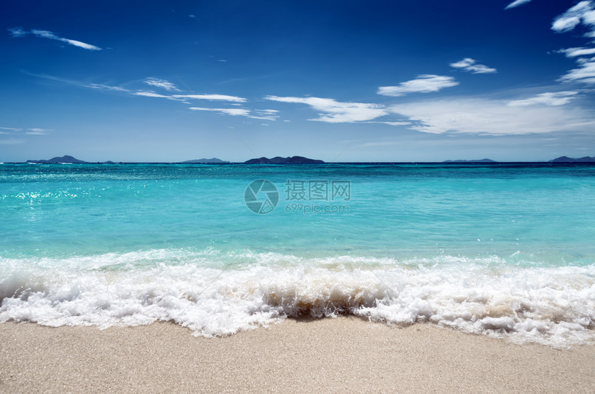 白沙滩和蓝天空菲律宾帕拉旺省布图片