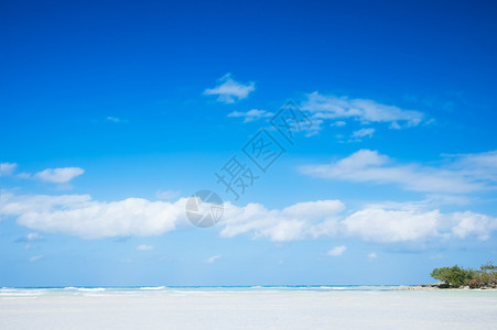 加勒比海滩的大海和热带天空图片