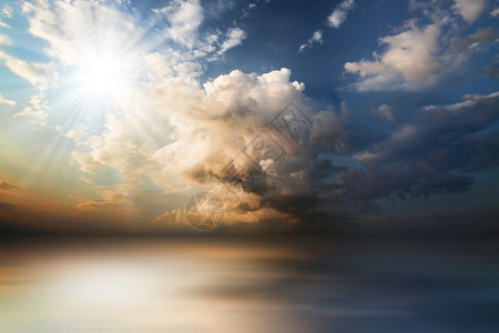阳光照耀的光线有丰富的乌云水图片