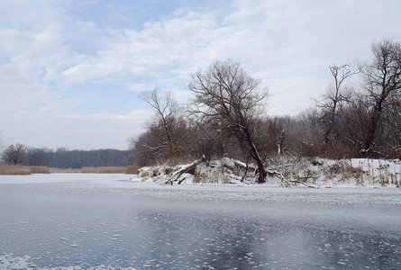 河的冬季图片