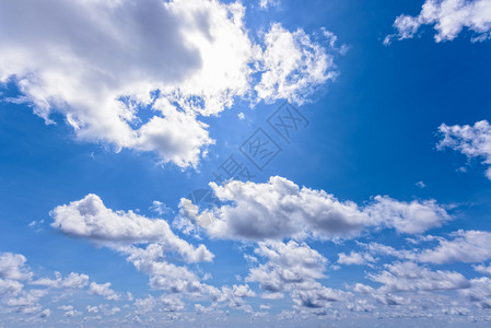 美丽的蓝色天空白云和夏天的阳图片