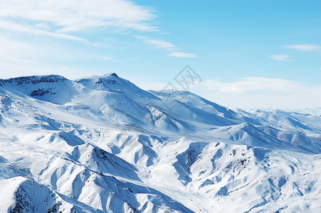 冬天蓝下美丽的山脉图片