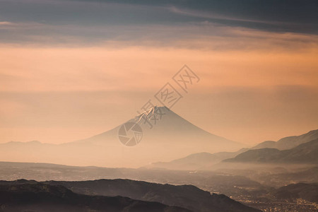 秋季有日出天空的富士山图片