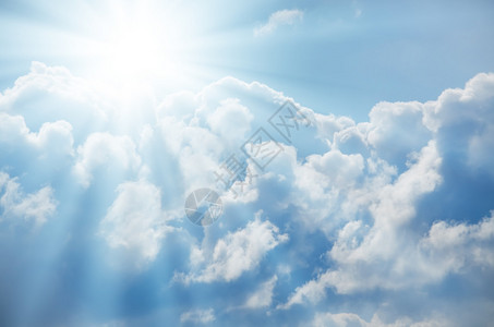 明媚的阳光照耀在蓝天的云层中图片