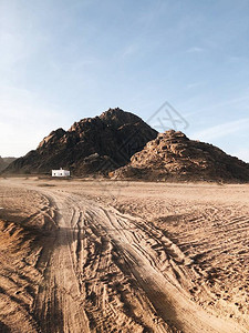 与沙路的沙漠风景与蓝天图片