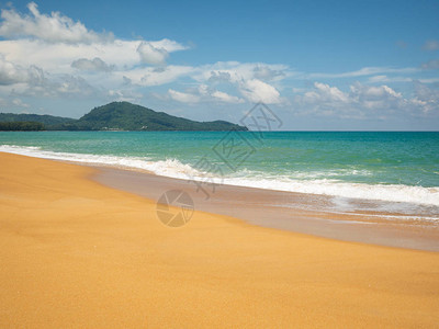 热带海滩和空海背图片