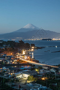伊豆镇与富士山和骏河湾在冬夜的景色背景图片