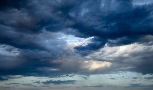 深蓝天空背景的云层布满了美图片