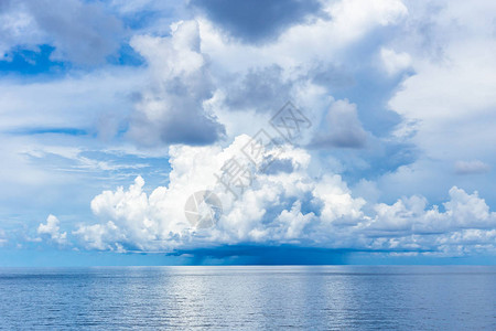 蓝天和大海图片