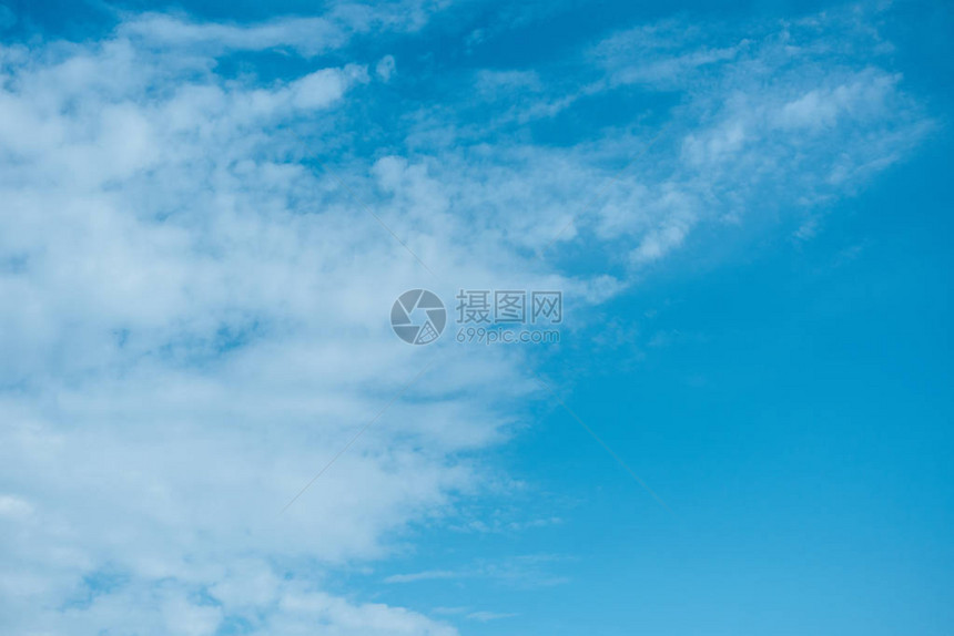 美丽的浅蓝色天空与云彩图片