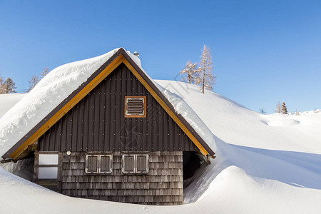 JuliaAlps山上小木屋的冬季风景图片