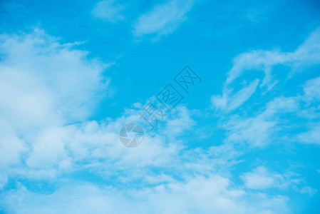 美丽的浅蓝色多云天空图片