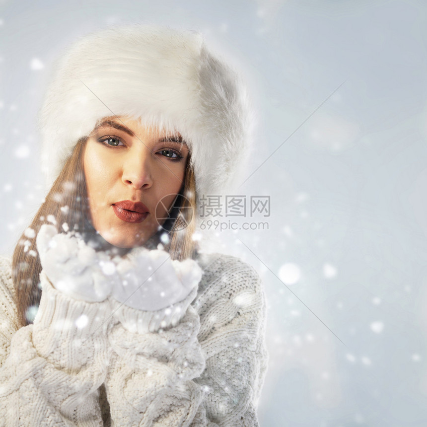 吹雪的女人的特写肖像图片