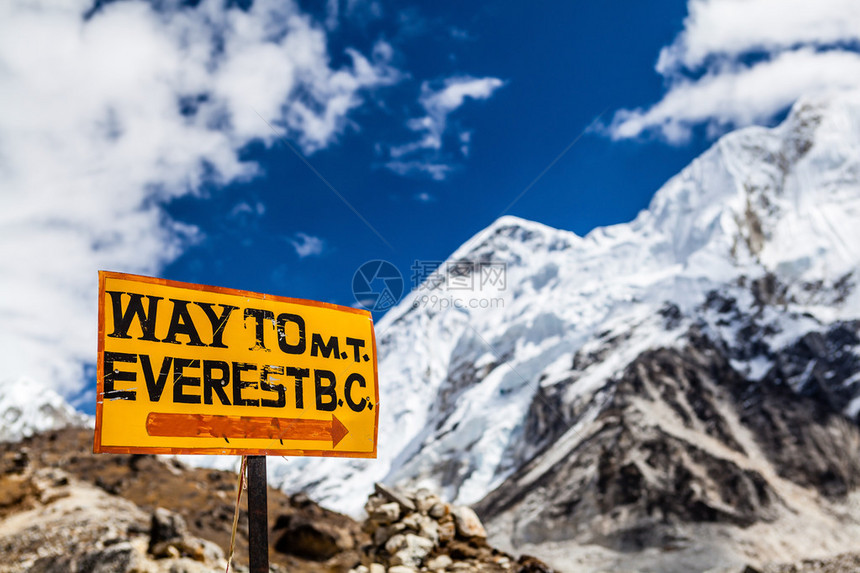 前往尼泊尔喜马拉雅山的珠穆峰基地营图片