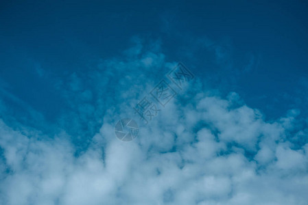 蓝天上美丽的白云图片