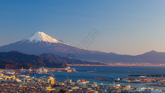 冬季的富士山和清水市图片