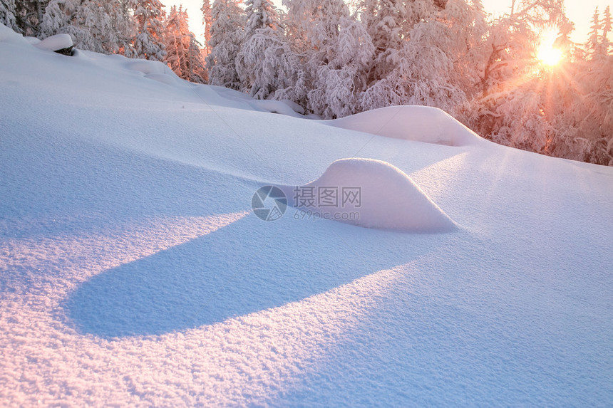 日落时的自然冬雪背景图片