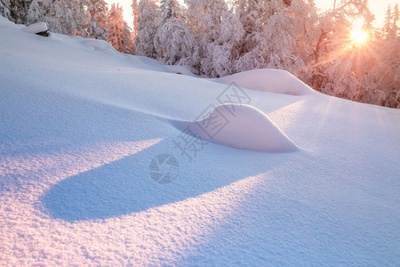 日落时的自然冬雪背景图片