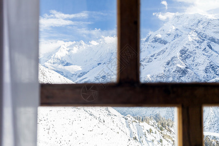 透过窗户看安纳普尔纳二峰冰雪图片