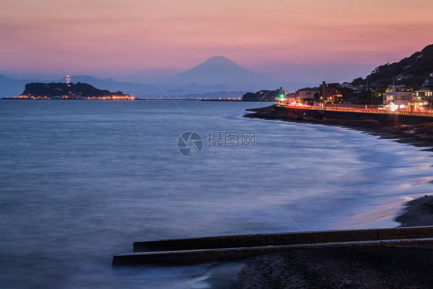 日落背景下的富士山和江之岛图片
