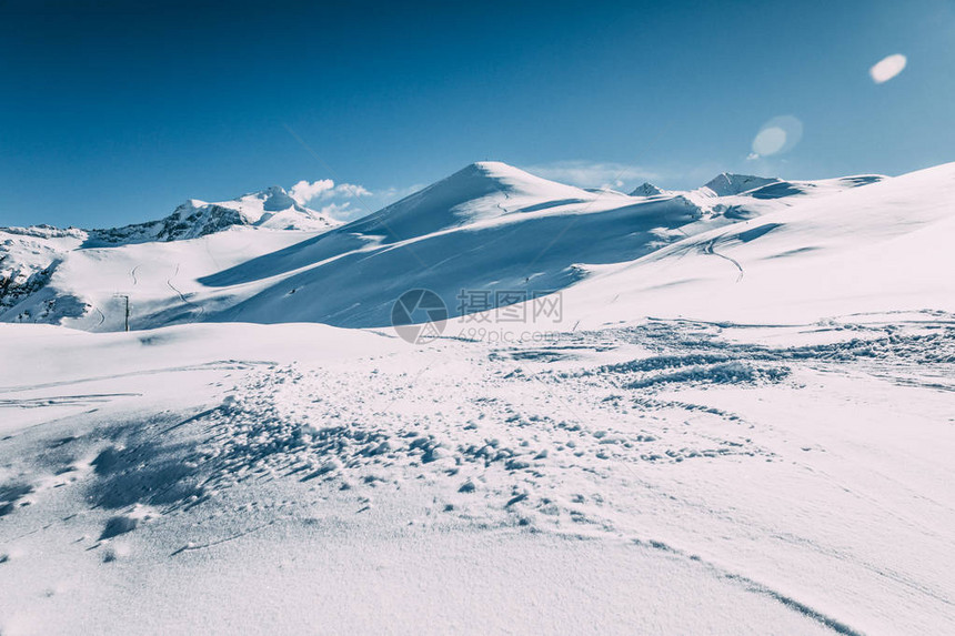 冬山中美丽的白雪奥斯特里亚的图片