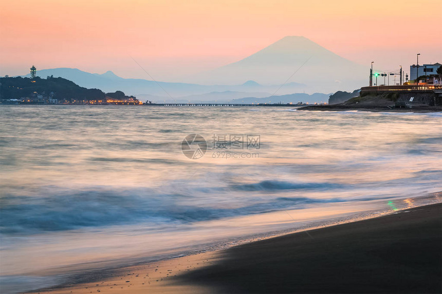日落背景下的富士山和江之岛图片
