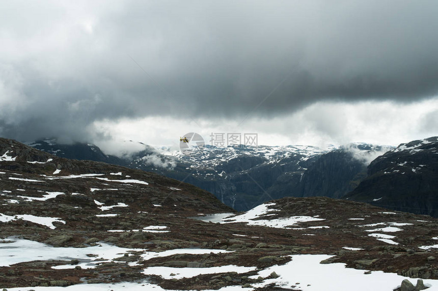 在挪威山上空的山地观光旅游直升机的景色图片