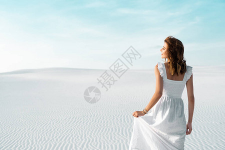 在蓝天空沙滩上穿白裙子的美女图片