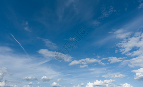 全景美丽的蓝色天空职业射图片