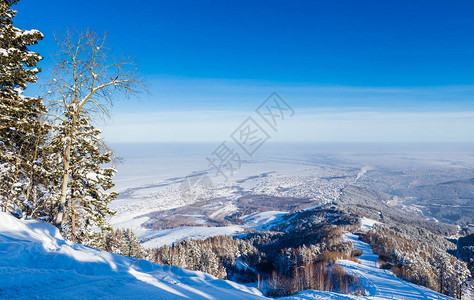 从Tserkovka山到冬季俄罗斯阿尔泰的Belokurik图片