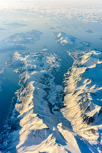 冬季挪威峡湾的山峰上有雪的空中图片
