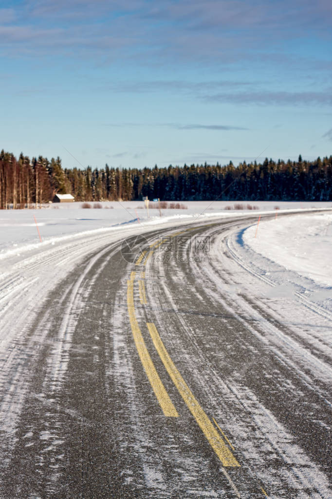 芬兰农村的冰雪覆盖了这条道路图片