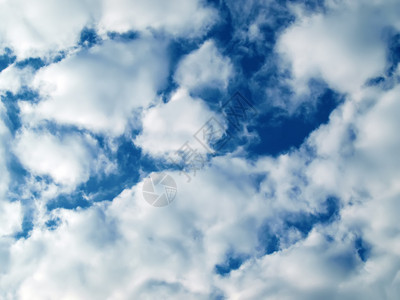 反对蓝天的蓬松积云图片