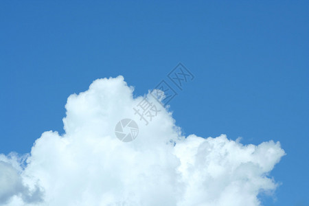 一朵蓬松的白云蓝天图片