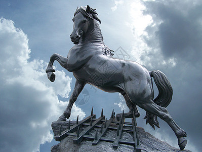 天空上的马雕像与云彩图片