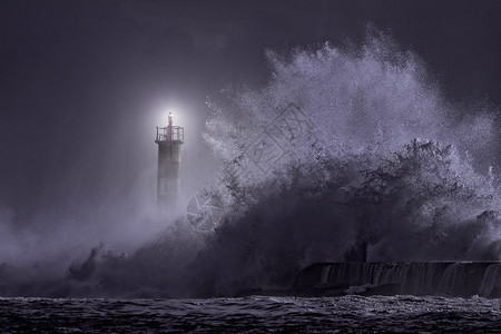 河口灯塔在晚上看到大风雨如磐的海浪图片