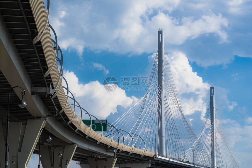 位于圣彼得堡的大型和现代有线桥在乌云密闭的天空背景之下图片