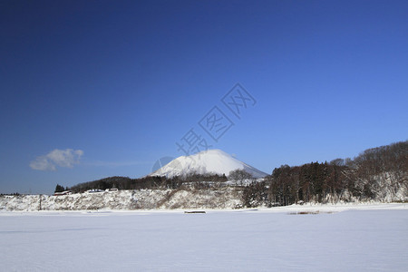 日本岩手县盛冈市的雪地和山图片