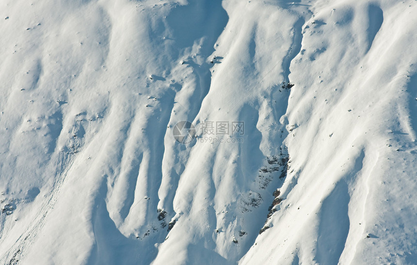 被雪覆盖的山坡背景图片