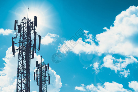 蓝色天空和文字空间上的3G4G电话池站双光影塔或3高清图片