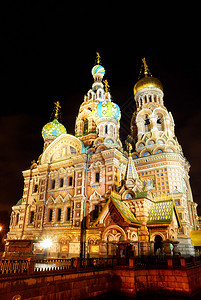 圣彼得堡的救世主教堂在夜里献图片