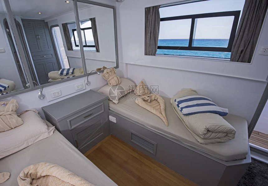 双床在豪华的私人游艇图片