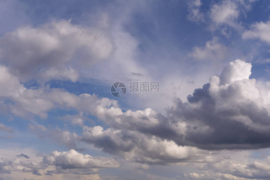 背景蓝天与雨积云图片