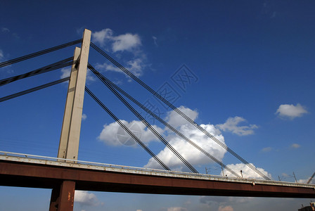 在河上的现代桥梁反对蓝天和白云图片