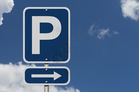 蓝色的美国路标牌上面有P和箭天空背景背景图片
