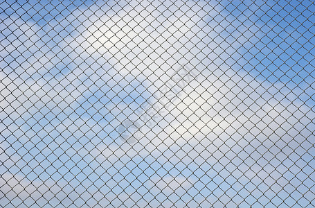 栅栏金属网和多云的天空closeu图片